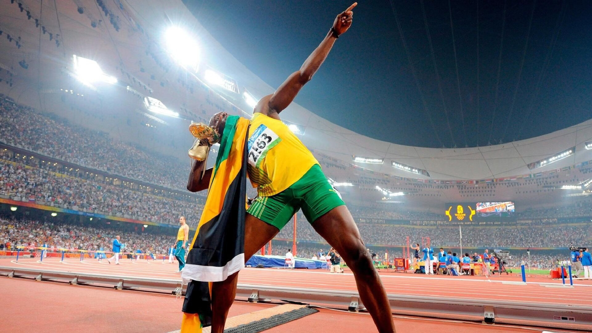 “岩壁飞跃:高空赛段的极限表现”,岩壁跳跃